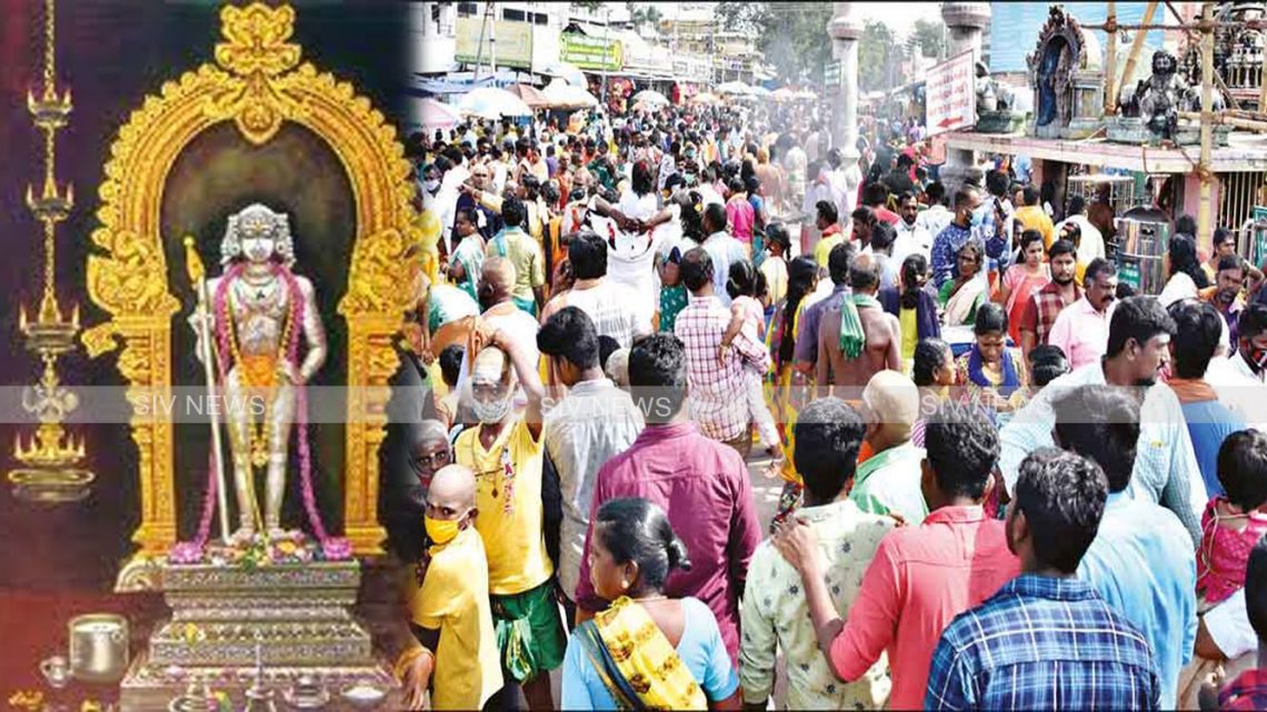 பழனி முருகன் கோவிலில் பக்தர்கள் கூட்டம் அலைமோதியது.